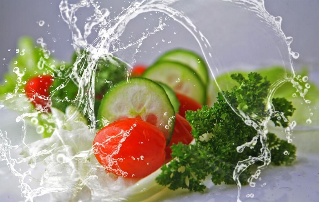 Makanan sehat dan air merupakan elemen penting yang dibutuhkan untuk menurunkan berat badan
