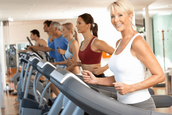 Latihan kardio di treadmill akan membantu Anda menurunkan berat badan di bagian perut dan samping