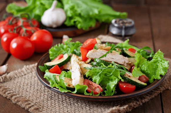Salad dengan ayam dan sayuran adalah pilihan yang bagus untuk makan malam ringan setelah berolahraga. 
