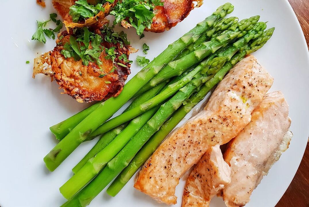 Ikan panggang dengan asparagus dalam menu diet rendah karbohidrat