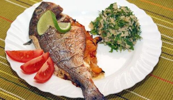 Ikan tanpa lemak dengan salad pada menu diet asam urat