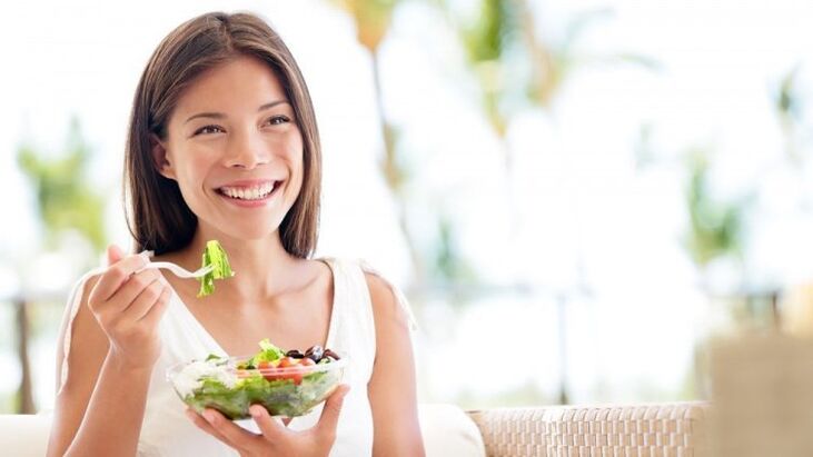 makan salad sayuran untuk menurunkan berat badan