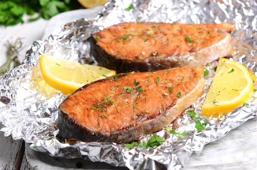ikan panggang dalam foil untuk diet favorit Anda